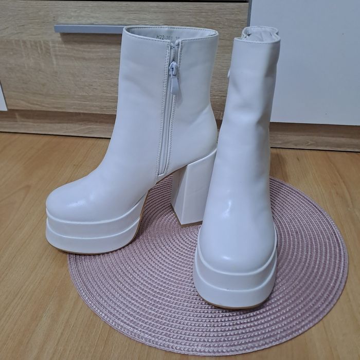 Обувки на висок ток и боти с дебел ток