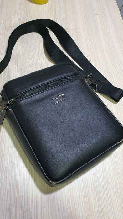 Sumka BOSS, Yaxshi va qulay. Qora rangda