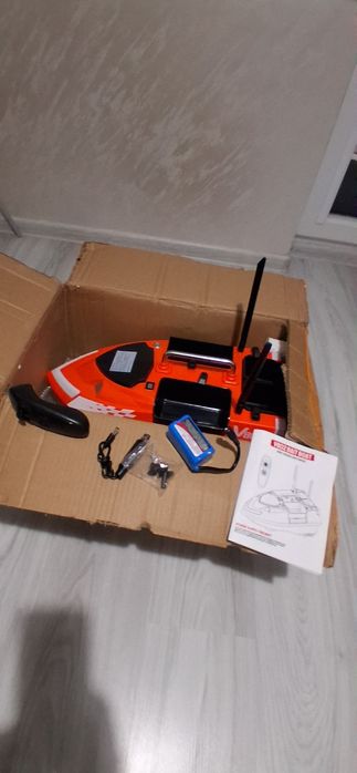 НОВА Лодка за захранка Flytec V802