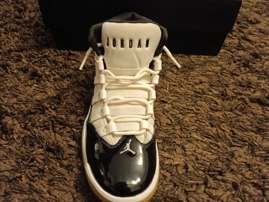 Jordan aura max, black and white