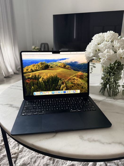 Vând MacBook Air 13.6” (model 2024)