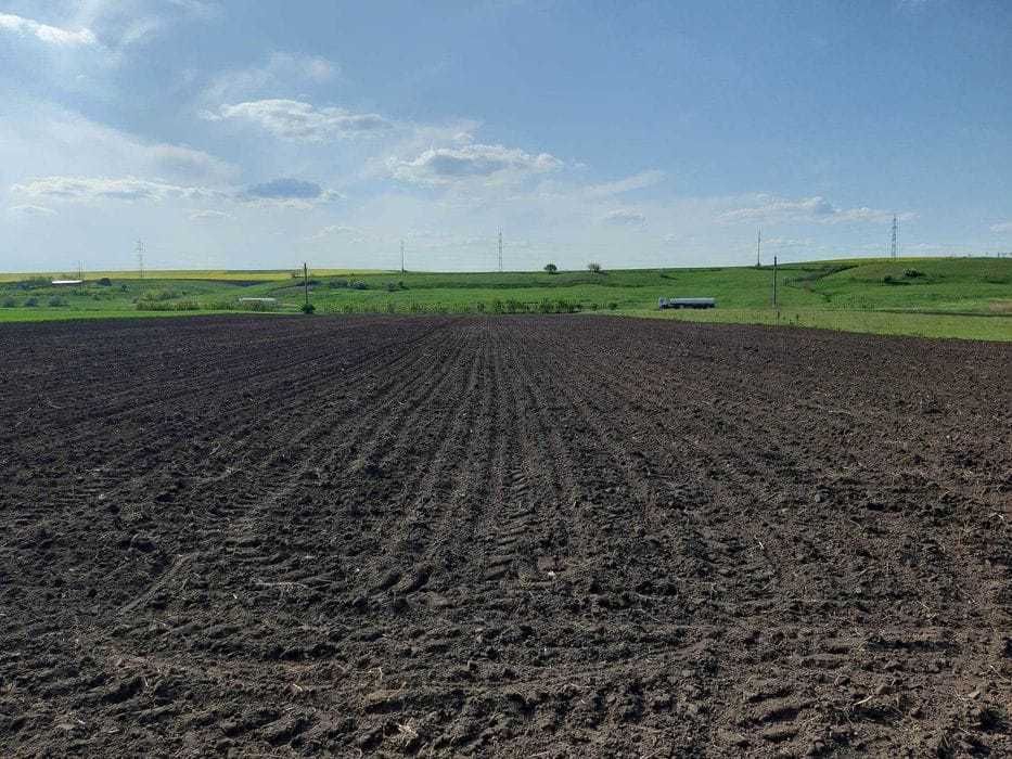 Vând teren cu deschidere la soseaua europeană E581