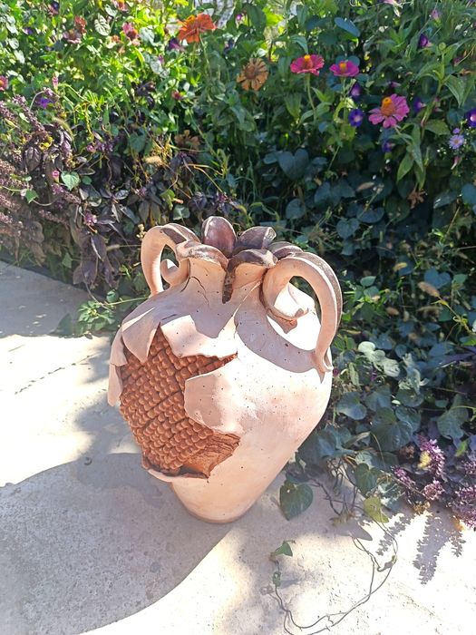 Qo'l mehnati asosida yasalgan kulolchilik buyumi.