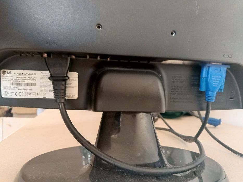 Монитор LG 21,5 дюйм работает