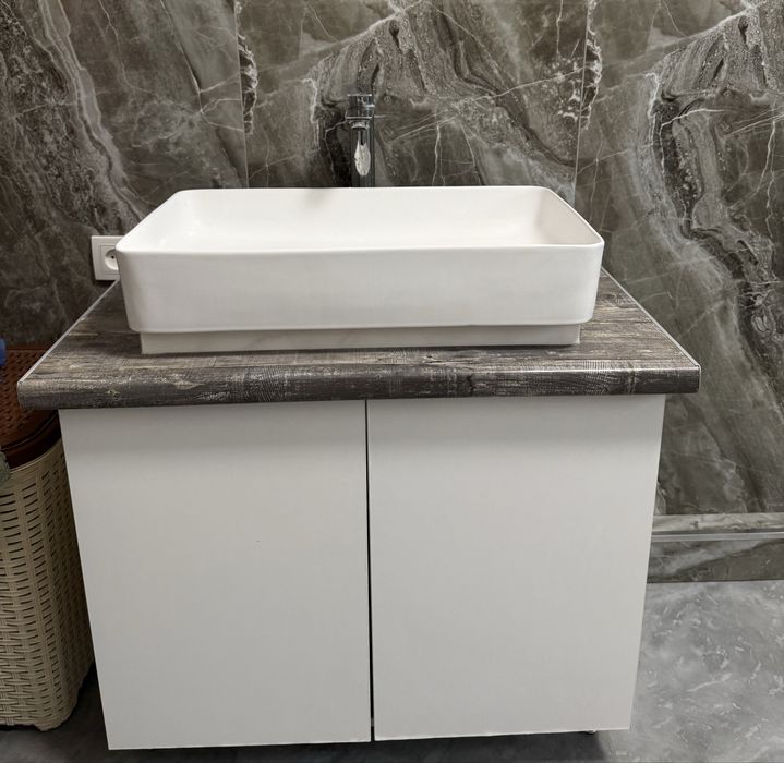 Продам раковину с тумбой вместе со смесителем.