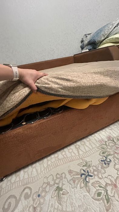 Отдам даром диван с подушками