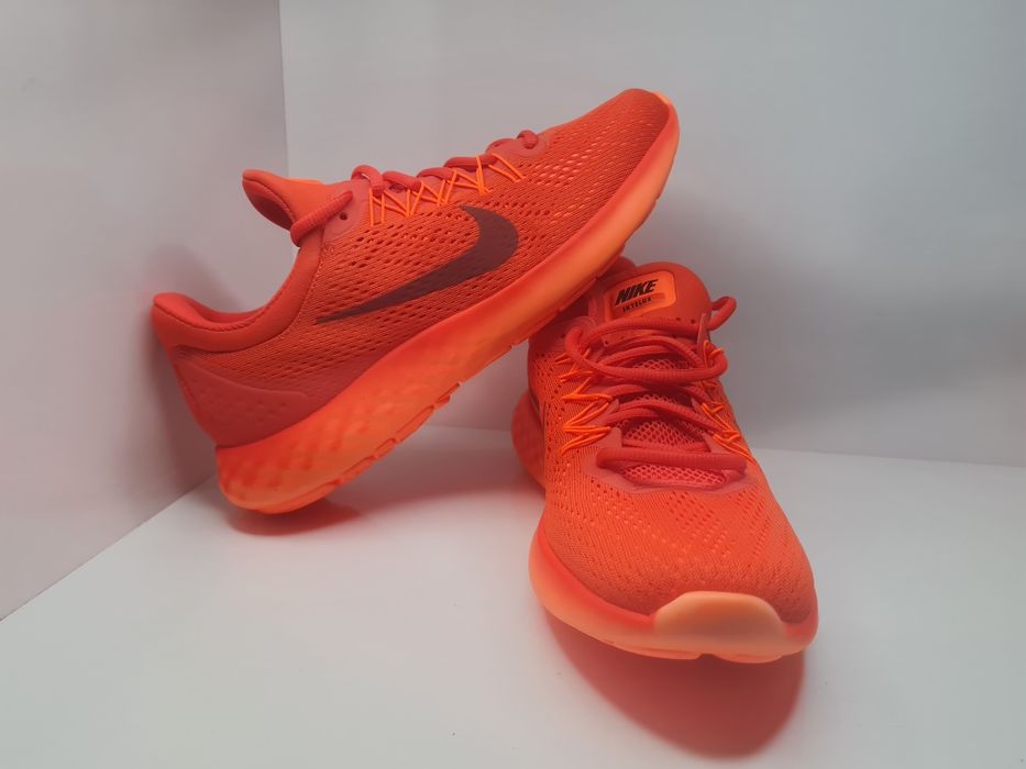 Маратонки Nike Lunar SkyeLux

Чисто нови с кутия. 

Размер 43 стелка 2