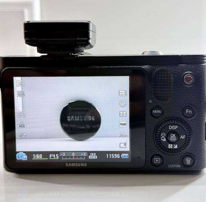 Продавам фотоапарат Samsung NX1000