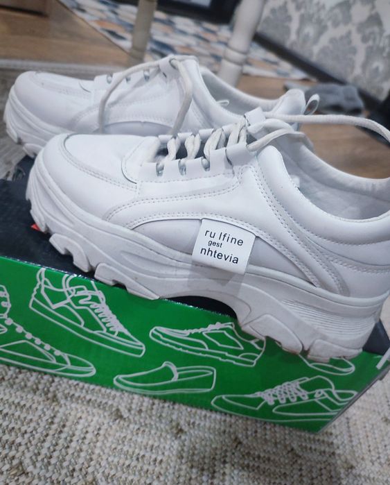 Кроссовки 2000 тг