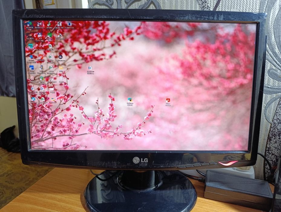 LG Flatron 19" — рабочий монитор