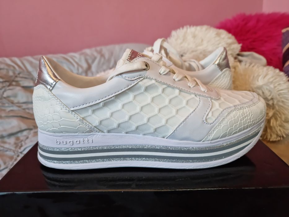 Adidasi bugatti marime 40 - Noi