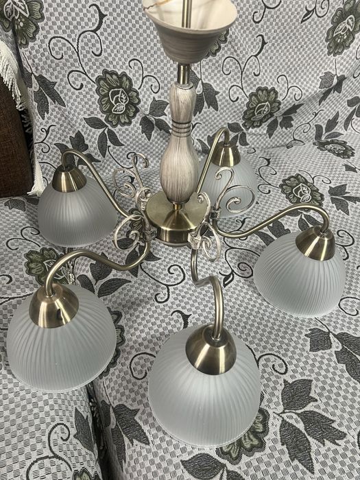 Люстра в хорошем состоянии