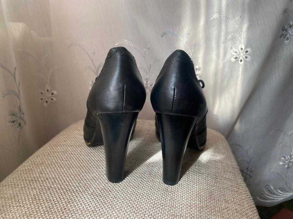 Ботинки кожаные на шнуровке