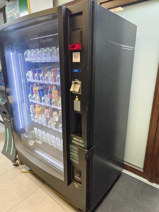 Aparat de bauturi vending cu lift