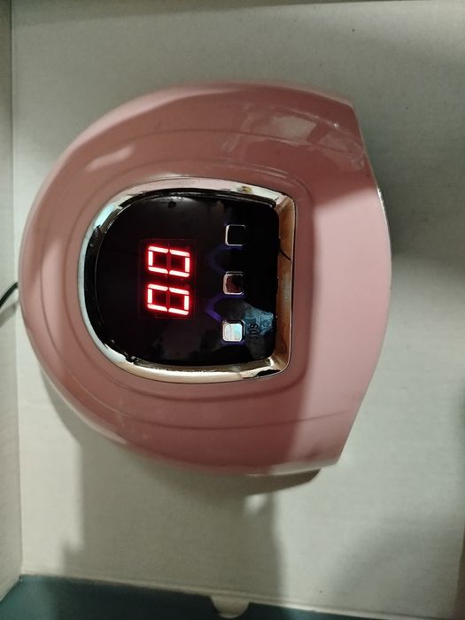 Комплект за маникюр - лакове, лампи, пила