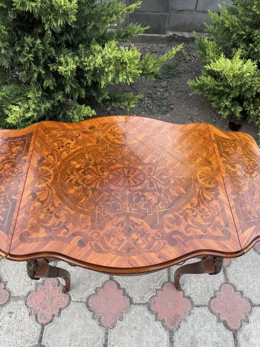 Masuta deosebita stil Louis XV, intarsii si elemente bronz