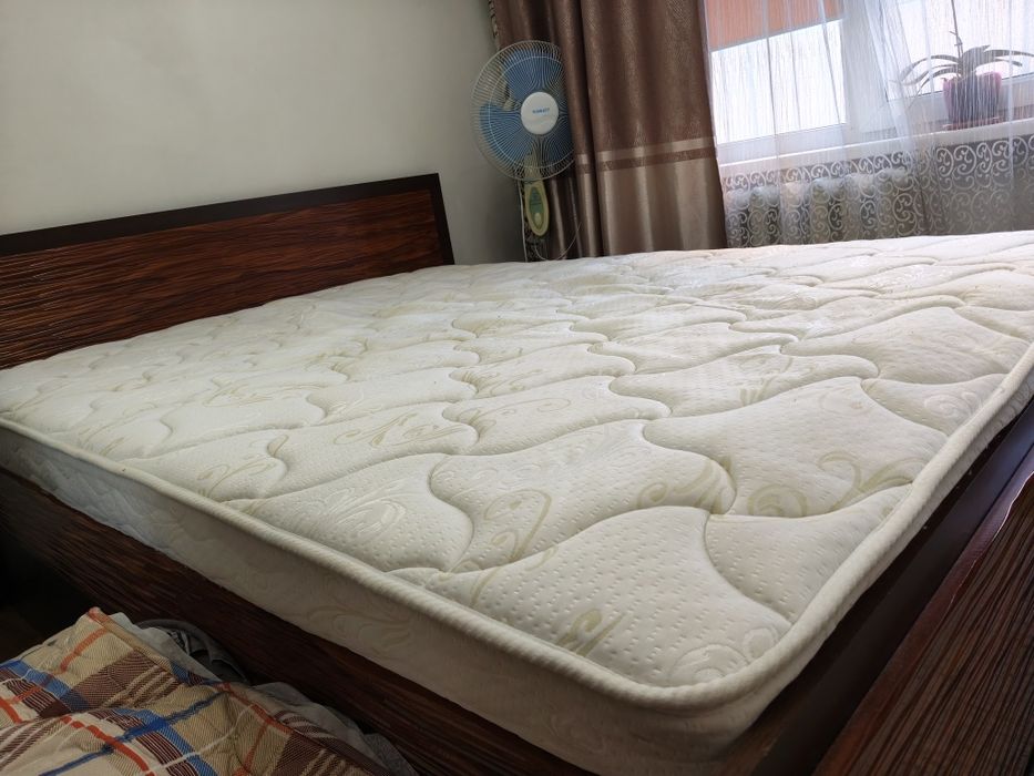 Срочно продам матрас на кровать