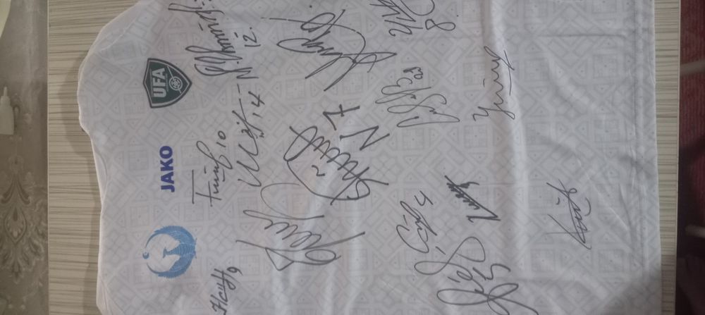 uzbekistan futbolchilarining imzosi