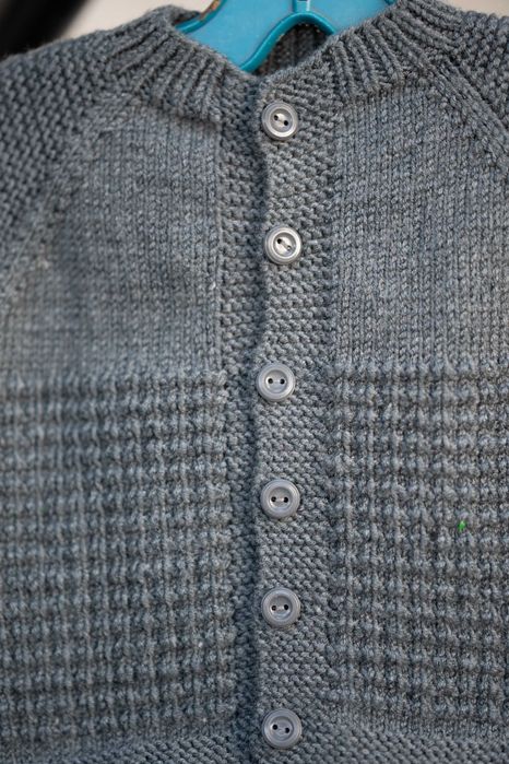 Ръчно плетени детски дрехи.