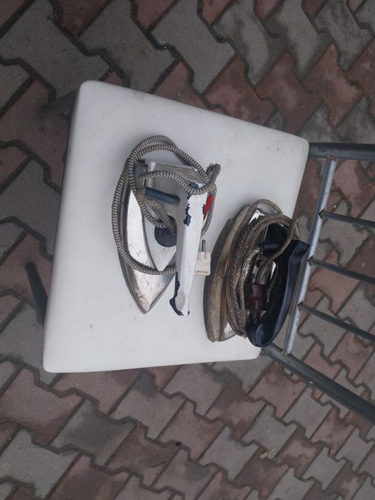 Vand 2 buc fier de călcat vechi