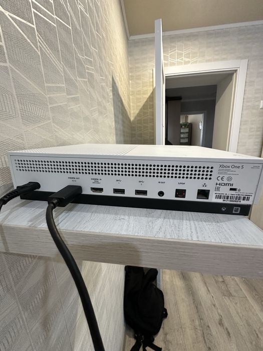 Продам X BOX ONE S