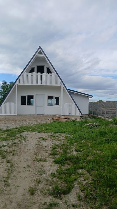 Vind casă de vacanță tip A situată într-o zonă superbă în zona vălenii