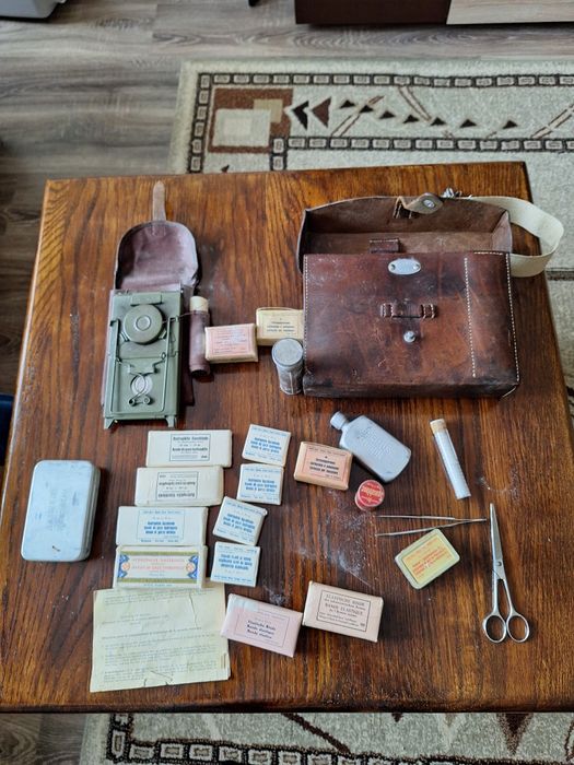 Военна аптечка и бутилка