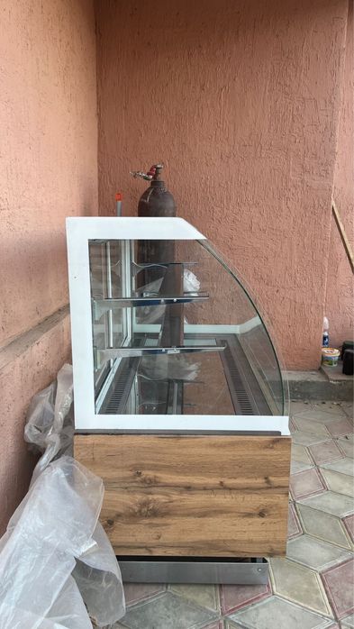 Витринный холодильник для выпечки, напитков