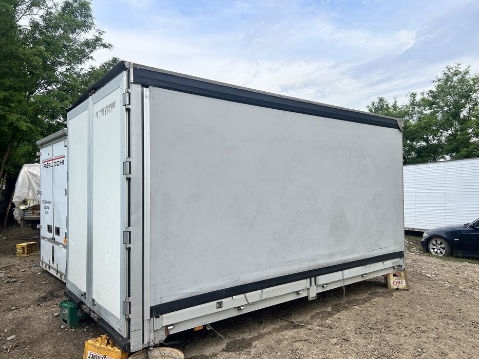 Bena cu pralata pe role si usi la spate! 4.40 metri(iveco daily, mercedes sprinter)