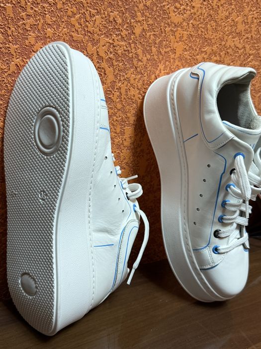 Новые кожаные кроссовки