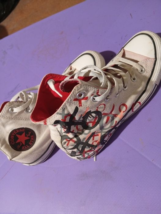 Vînd teniși Converse