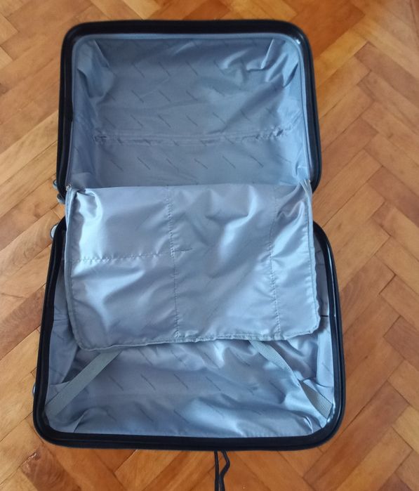 Troler standard Sagrada Catalana, 55x36x22 cm din polipropilenă, 4 roti 360°, TSA, maner telescopic, negru
