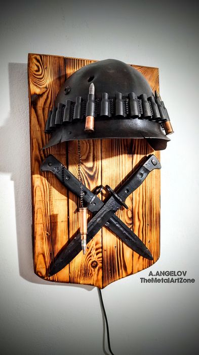 Нощна лампа от реплика на военни принадлежности  каска щик нож патрони