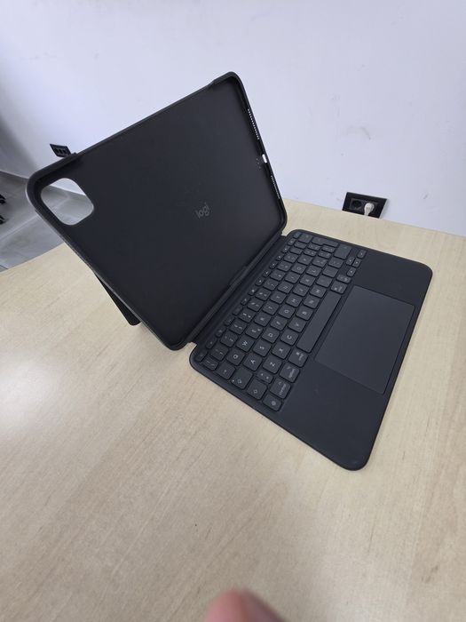 Logitech Combo Touch cu tastatură și track pad detasabile pentru iPad 11 PRO M4