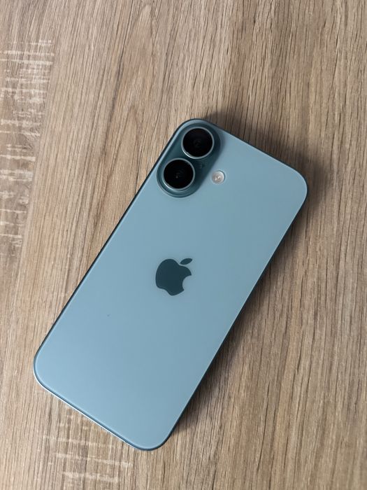 Iphone 16 256gb (ecranul prezinta zgarieturi )