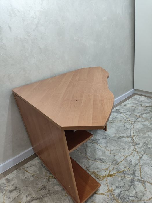 Стол угловой.писменный. компьютерный б/у