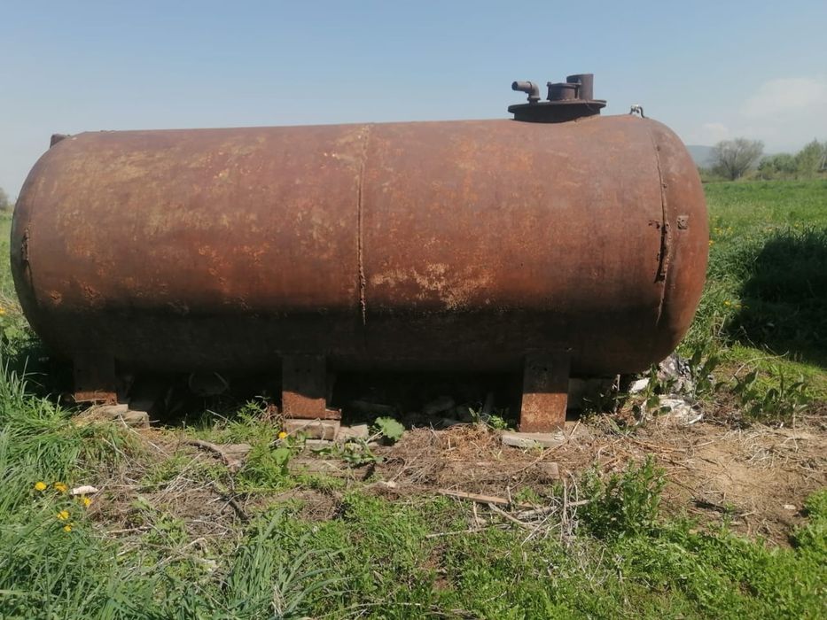 Емкость для питевой воды 3-4 куб б/у