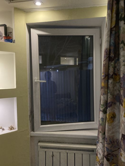 Пластиковые окна разных размеров. Белые и коричневое