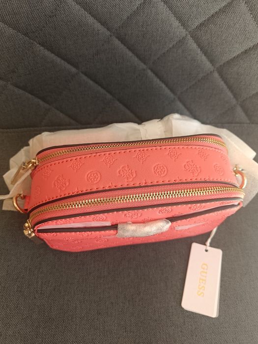 Нова оригинална чанта Guess