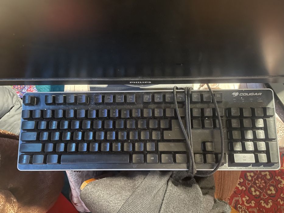 Продавам монитор и клавиатура!!!