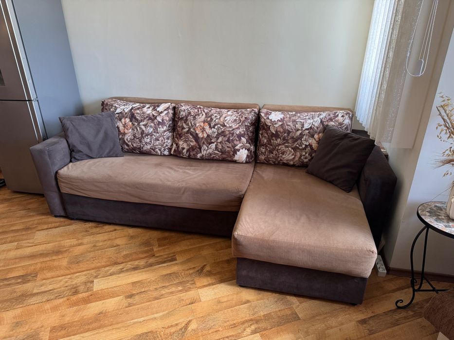 Запазен ъглов диван