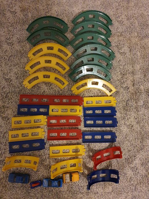 Pista de mașini mici din plastic