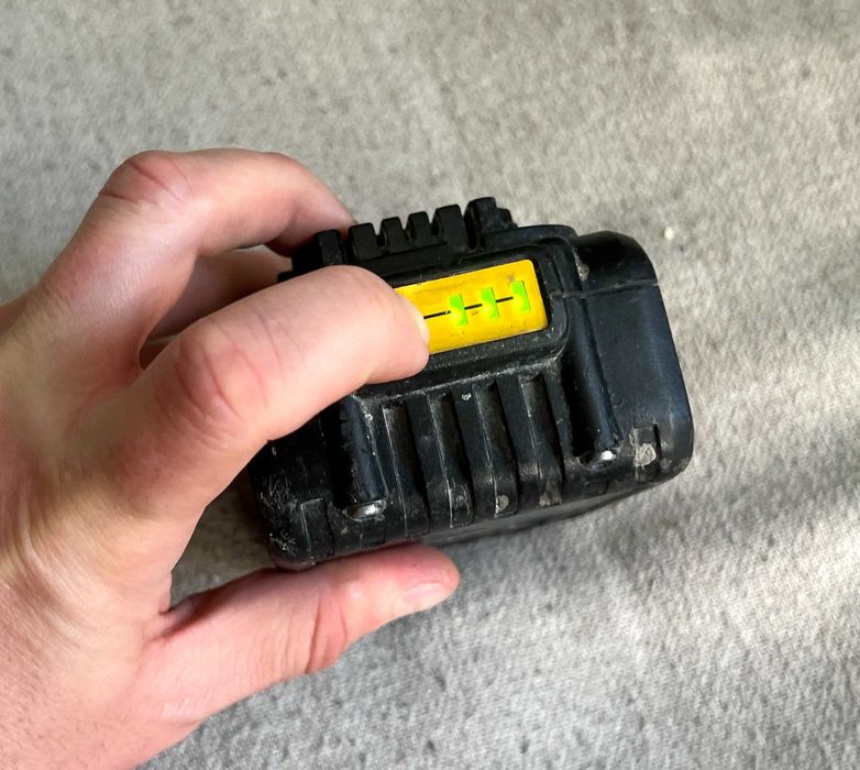 Baterie acumulator Dewalt 18V de 4 amperi - buna