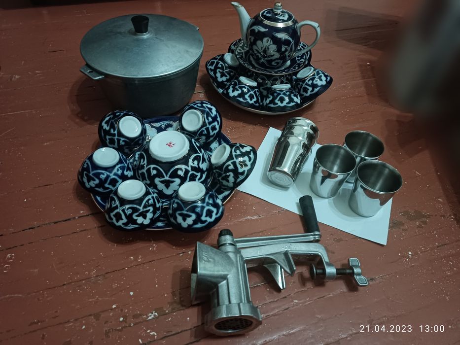 Казан,кухонный комплект посуды,мясорубка,метолические стаканы для пить