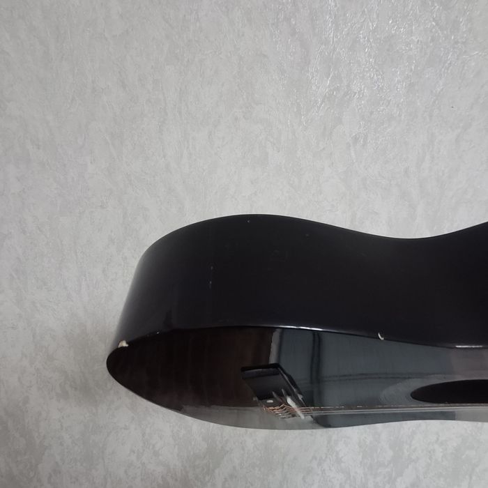 Gitara sotiladi.