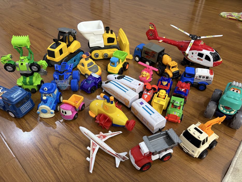 Пакет разных машинок все за 6000