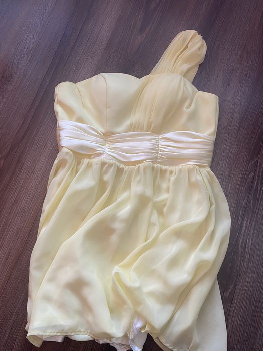 Жълта шаферска рокля