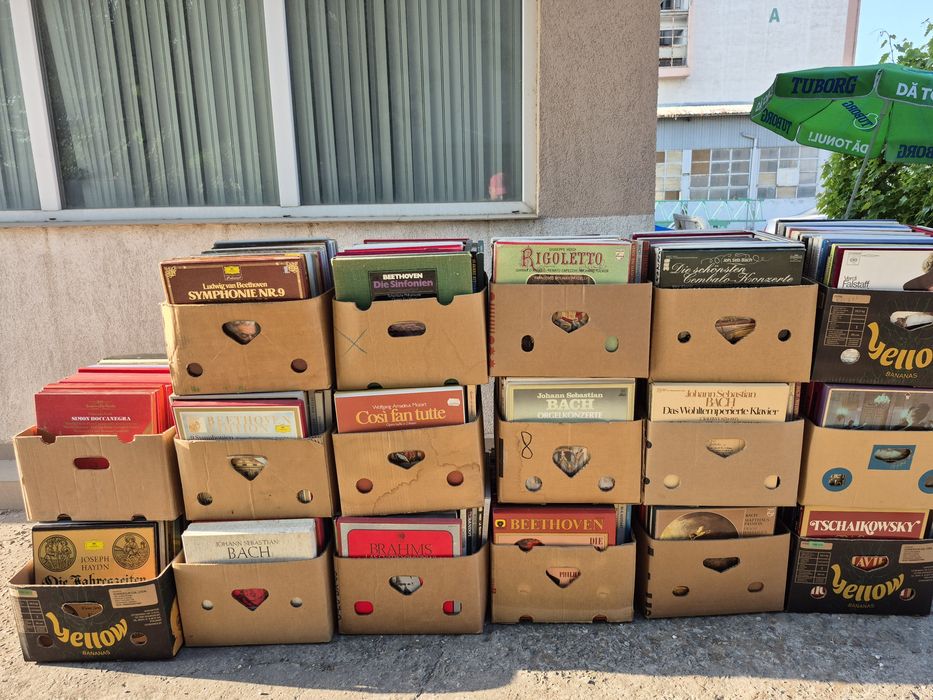 Vând un lot format din 200 de discuri de vinil cu muzică clasică