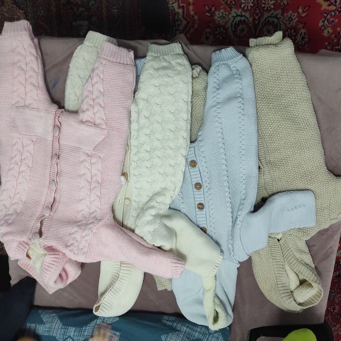 Продам комбинезоны для девочки