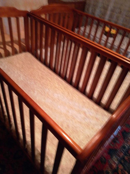 Две нови люлеещи се детски легла от дърво с матраци